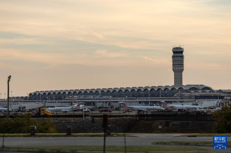 美国单日上千航班取消 政府“停摆”或致航空运力削减20%