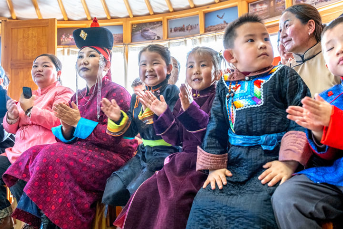 草原上的演出队