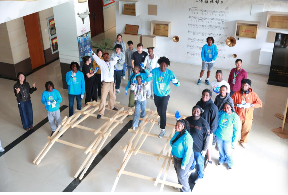 开展友好交流合作是民心所向——习近平主席复信鼓舞美国访华青少年和友好人士