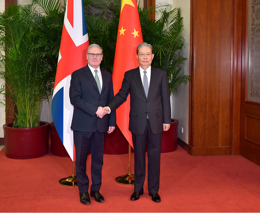 赵乐际会见英国首相斯塔默