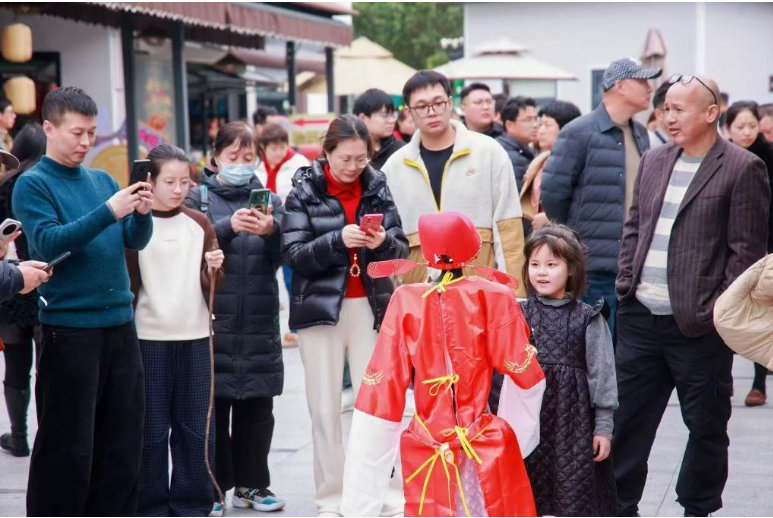 马年春节假日盘点·科技篇丨融入传统年俗 加快应用落地——机器人点燃新春新体验