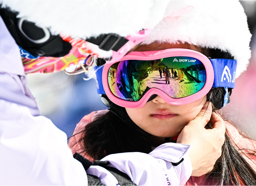 冰上“带娃记” 亲子消费点燃冰雪经济新热潮