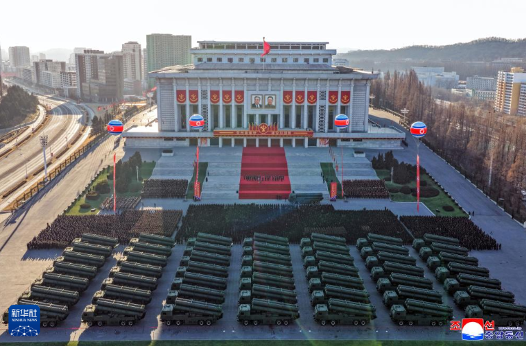 金正恩出席火箭炮赠送仪式