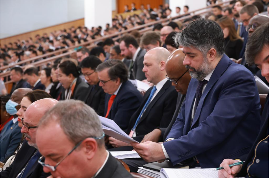 “与中国同行就是与机遇同行”——中国携手世界开创互利共赢新局面