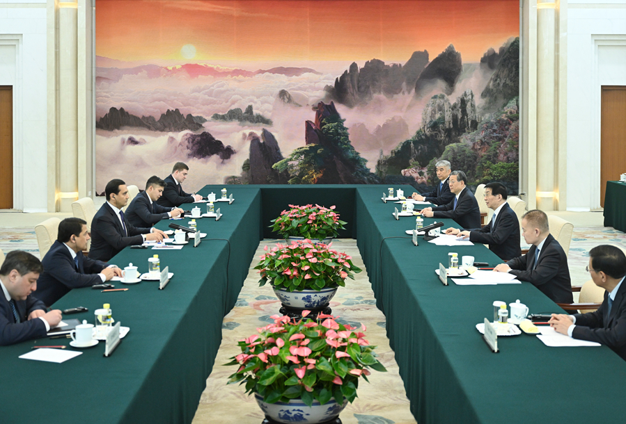 王沪宁会见乌兹别克斯坦总统战略发展顾问乌穆尔扎科夫