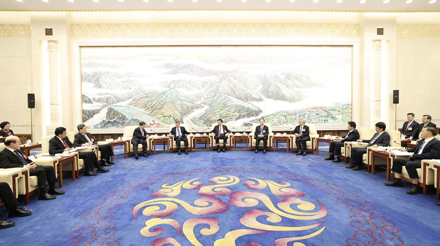 王沪宁看望参加全国政协十四届四次会议宣传报道的新闻工作者代表