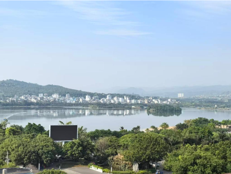 首季中国经济调研行｜从“过客”到“归人”：红河旅居涌新潮