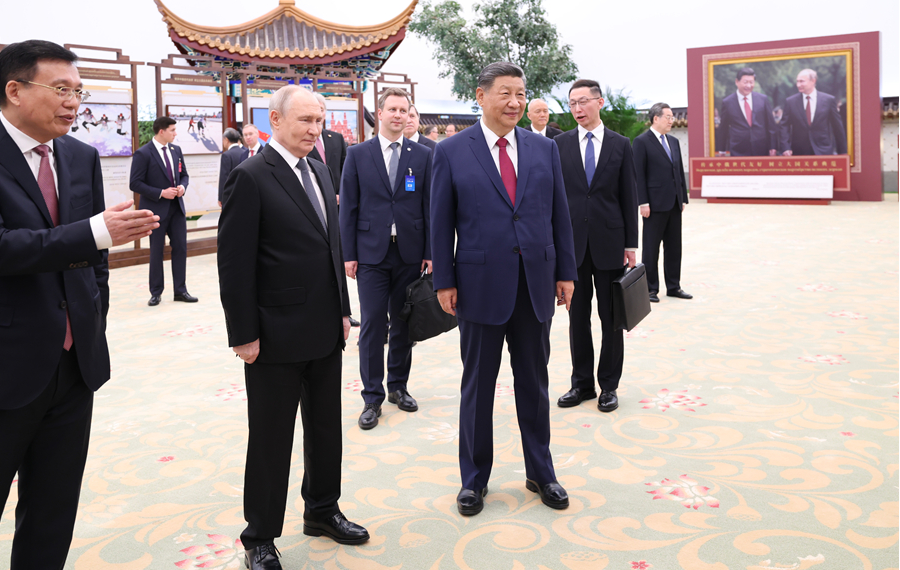 习近平同俄罗斯总统普京共同参观“传承中俄世代友好 树立大国关系典范”图片展