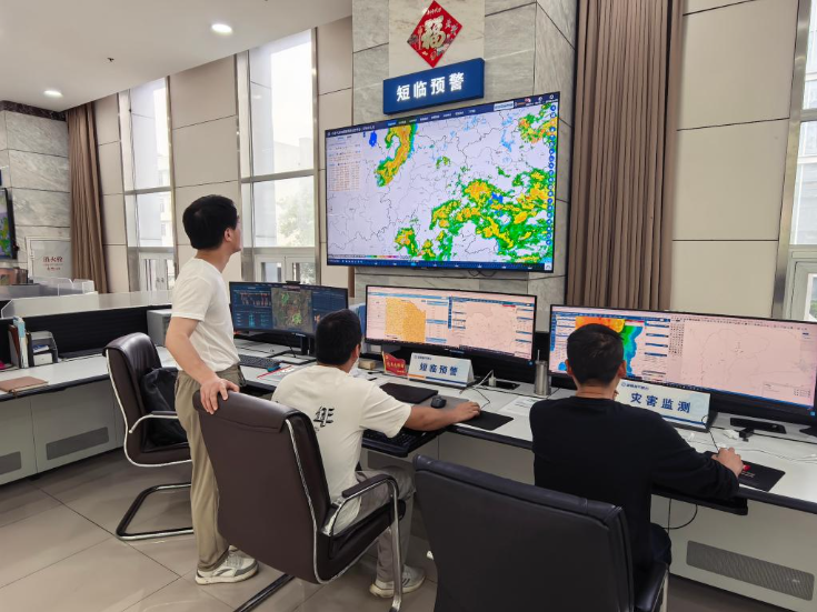 南方多地持续开展防汛救援