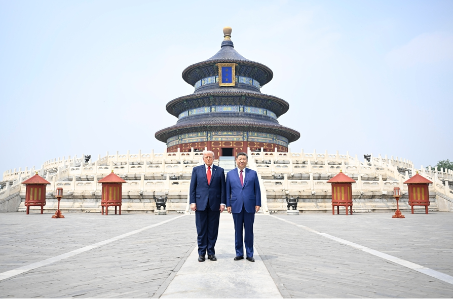 习近平同美国总统特朗普参观天坛。