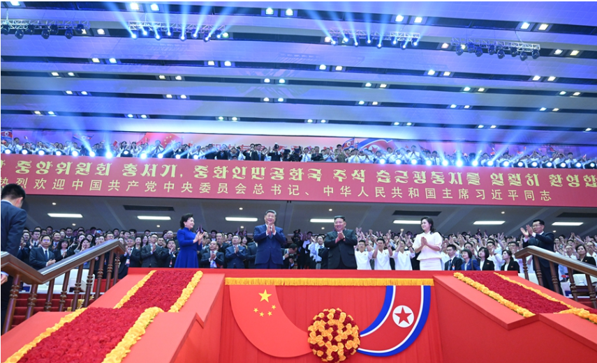 习近平和彭丽媛观看朝鲜专场文艺演出   