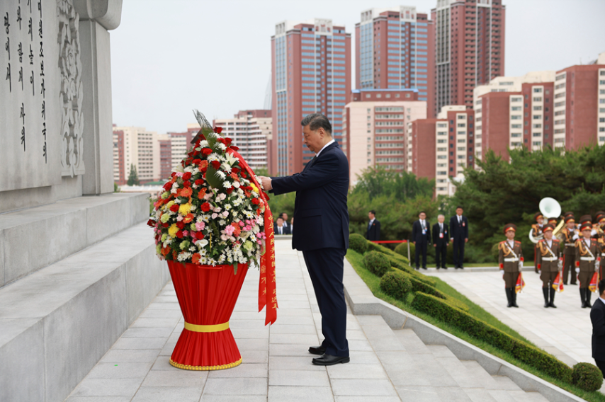 习近平和彭丽媛参谒中朝友谊塔