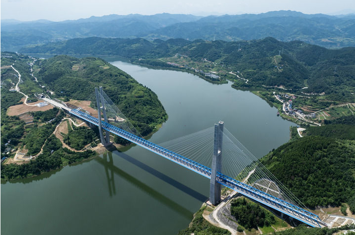 四条钢铁巨龙铺展秦巴，为“中国道路”作注脚