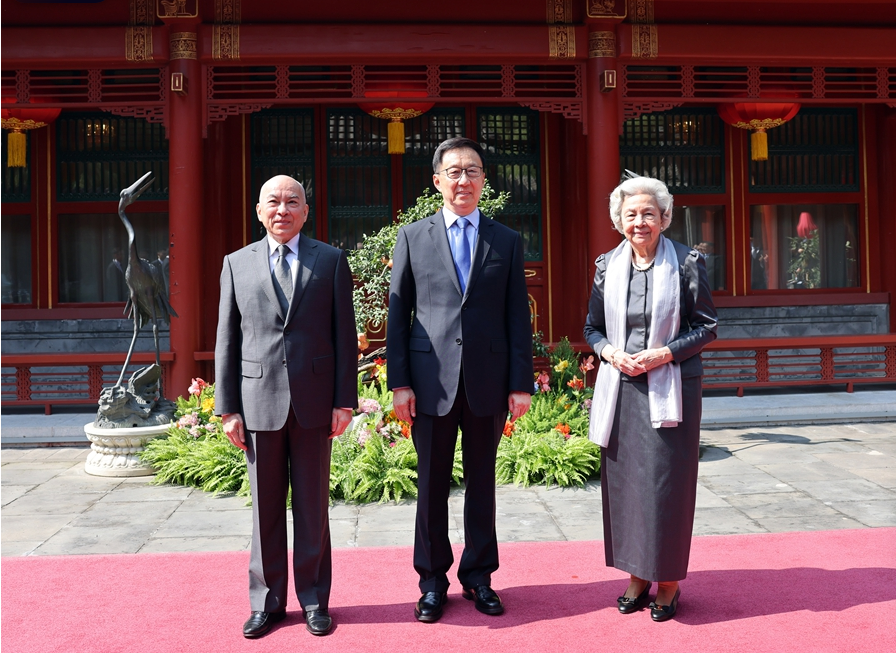 韩正会见柬埔寨国王西哈莫尼和太后莫尼列