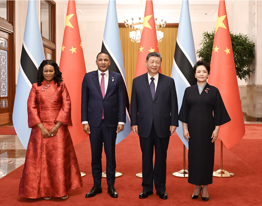 习近平同博茨瓦纳总统博科会谈