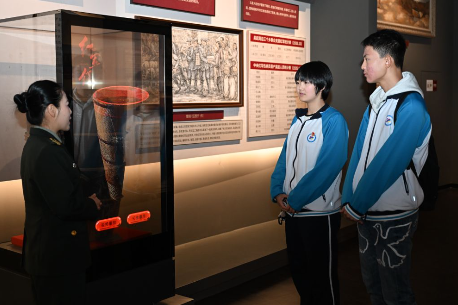 “重走长征路”上热搜 “长征游”圈粉年轻人