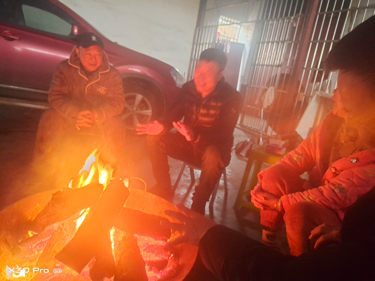 盆火围坐话农桑