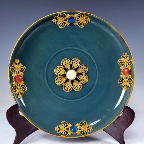 可遇而不可求的五代后周柴窑镶金嵌宝石盘
