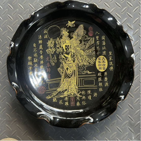 故宫博物院《红楼梦》宋汝窑乌金釉刻字描金盘“元春归省”