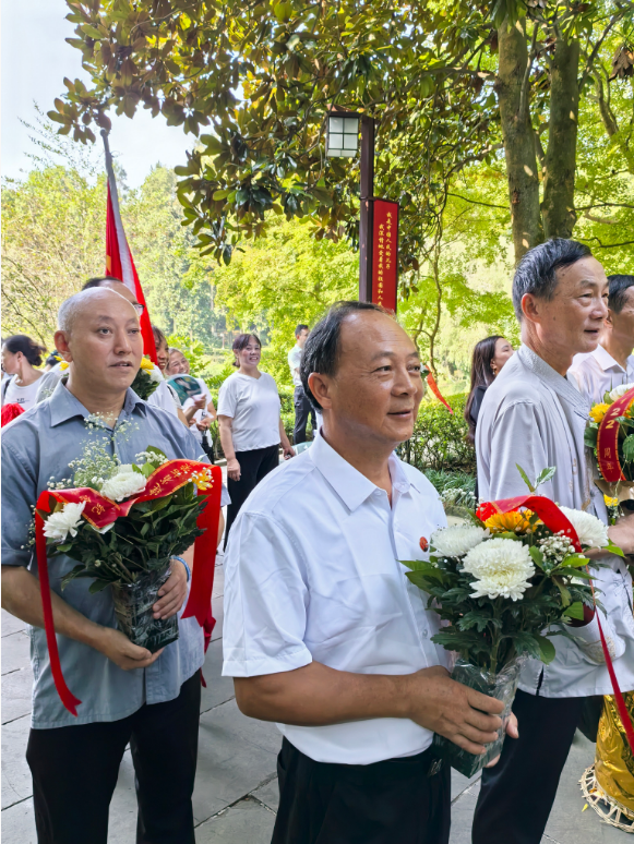 亲历伟人故里追思行 见证故土幸福新变迁