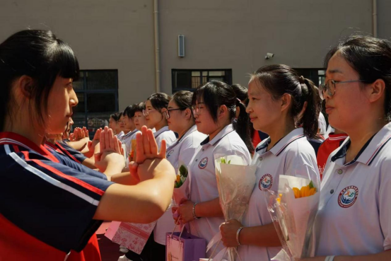 桃李芬芳谢师恩，武校校园暖融融——嵩山少林南北武术学校开展教师节感恩活动