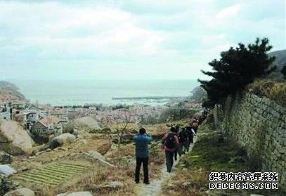 清明驴友集中登崂山 背锅碗走野路逃门票(图)