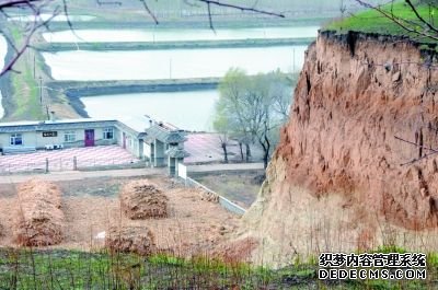惨遭采挖的山体