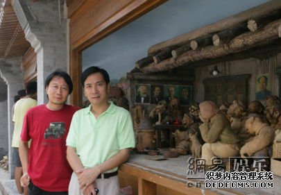 本山传媒集团艺术总监刘双平（右）与陶艺家汉方在“刘老根陶艺长廊”。