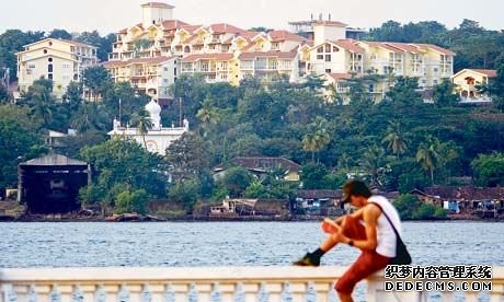 印度一旅游胜地游客过度 几乎被垃圾覆盖
