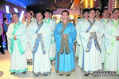 海外华人爱上穿汉服：感受与异国文化的碰撞之美