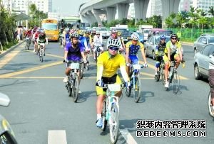 车友骑行250公里绿道迎大运。