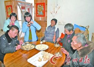 驴友四年坚持和丘芹英一家吃年饭(组图)