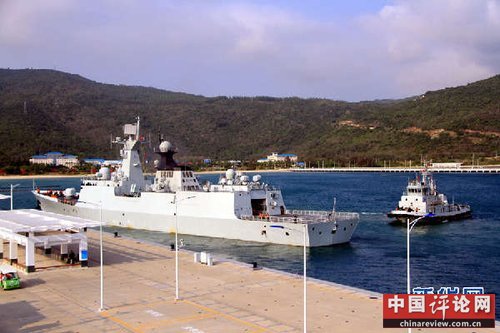 4月10日，衡水舰缓缓驶离码头。新华军事记者杨雷摄
