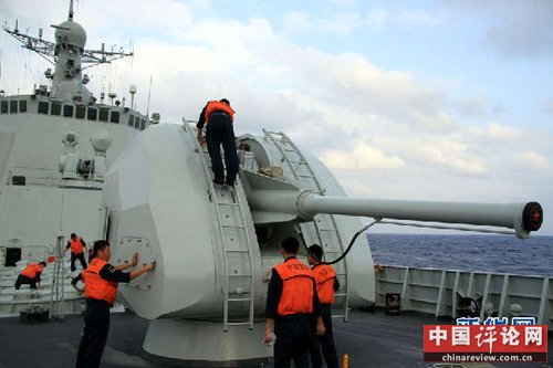 4月13日，在大风浪等恶劣天气间隙，兰州舰官兵正在进行除盐作业。新华军事记者杨雷