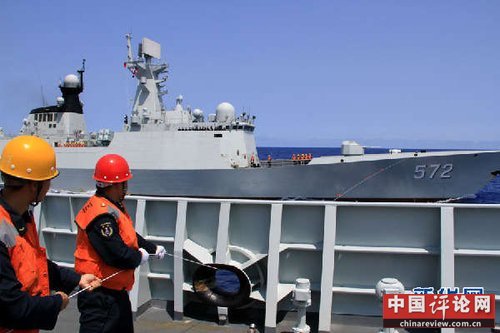 4月14日，兰州舰和衡水舰进行模拟补给训练。新华军事记者杨雷摄