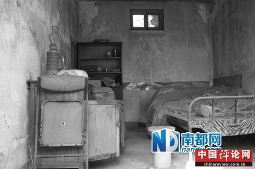 王秀英曾住过的开发商提供的周转房，如今空关着。2002-2008年9月搬走前，她家停了6年的电。 南都记者 贺顿 摄
