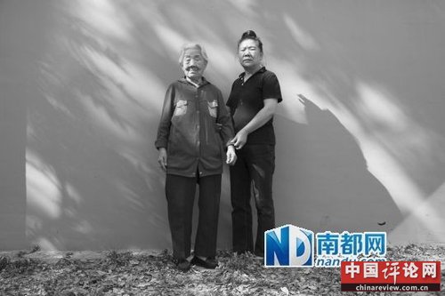 王秀英和女儿王凤仙在所租房子的院子里。自从搬出周转房，5年内她搬了4次家。 南都记者 贺顿 摄