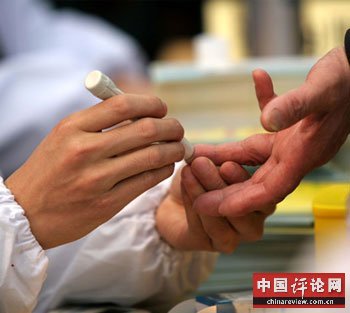 糖尿病患者在测血糖 糖尿病患者在测血糖