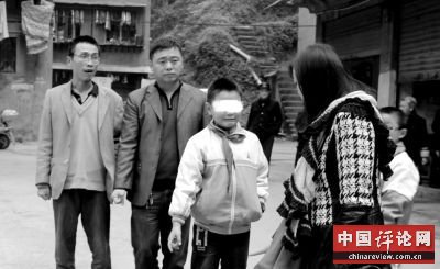当事小孩向记者介绍事发当日情况。《华西城市读本》供图