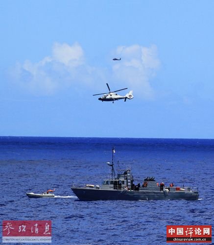 9日,中美两国海军在夏威夷附近海域举行海上联合搜救演习。