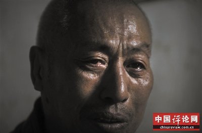 2010年5月12日，赵作海在妹夫家休息。谈及出狱后一直没有见到4个孩子时，他眼圈含泪。本报资料图片
