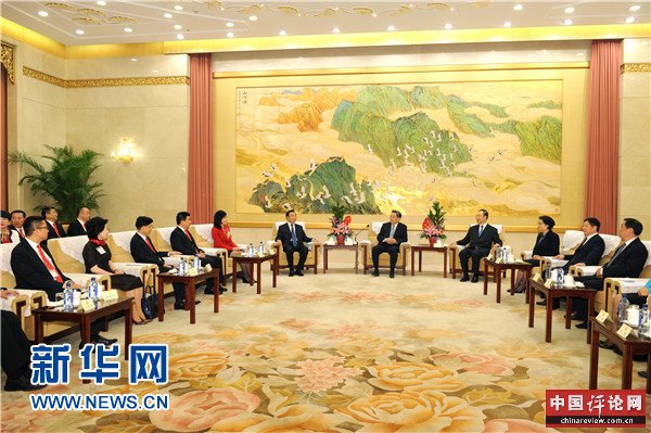 5月22日，中共中央政治局常委、全国政协主席俞正声在北京会见香港特区省级政协委员联谊会访京团。 新华社记者 饶爱民 摄 