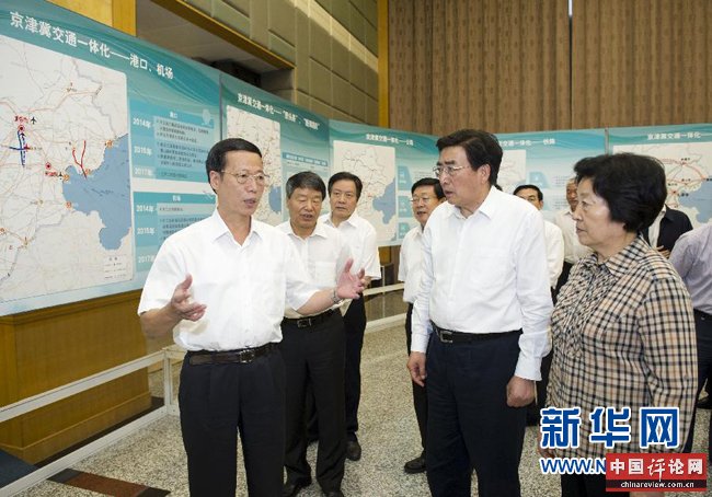 这是会议前，张高丽听取京津冀协同发展情况介绍。新华社记者王晔摄 