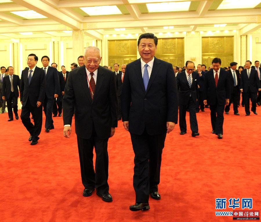 （时政）习近平会见香港工商界专业界访京团