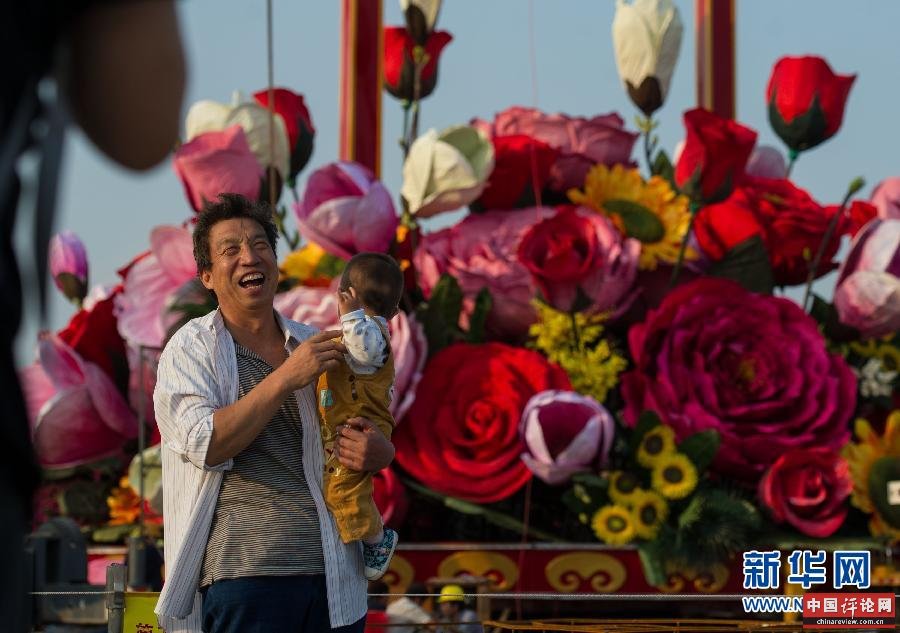 （晚报）（4）天安门广场“祝福祖国”立体花坛完成吊装