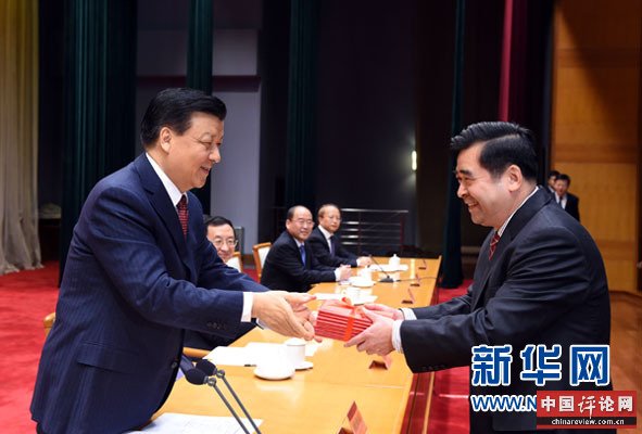 11月5日，中共中央党校举行2014年秋季学期第一批进修班毕业典礼。中共中央政治局常委、中央党校校长刘云山出席毕业典礼，并为学员颁发毕业证书。新华社记者饶爱民摄