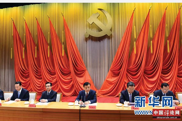 11月5日，中共中央党校举行2014年秋季学期第一批进修班毕业典礼。中共中央政治局常委、中央党校校长刘云山出席毕业典礼，并为学员颁发毕业证书。新华社记者饶爱民摄