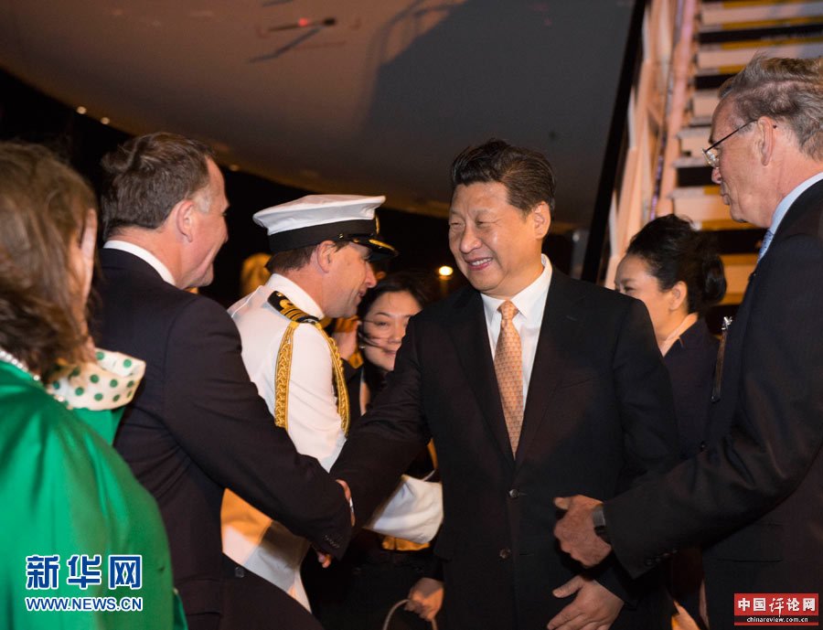11月19日，国家主席习近平抵达奥克兰，应新西兰总督迈特帕里和总理约翰·基邀请，开始对新西兰进行国事访问。这是在奥克兰国际机场，习近平和夫人彭丽媛受到新西兰总督代表沃克、总理约翰·基夫妇、奥克兰市长布朗热情迎接。新华社记者 李学仁 摄