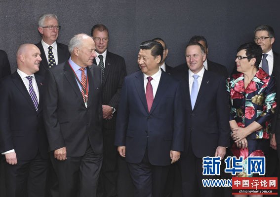 11月21日，中国国家主席习近平在奥克兰和新西兰总理约翰·基共同出席中国－新西兰市长论坛启动仪式，并在启动仪式后会见“新中关系促进委员会”主要成员。新华社记者马占成摄