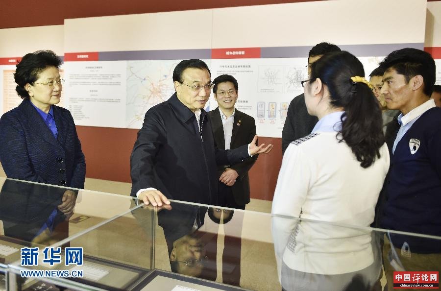 11月27日，中共中央政治局常委、国务院总理李克强来到北京国家博物馆，参观人居科学研究展。 新华社记者 谢环驰 摄